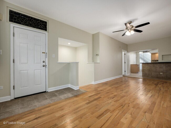 Foto del edificio - 1244 W Race Ave