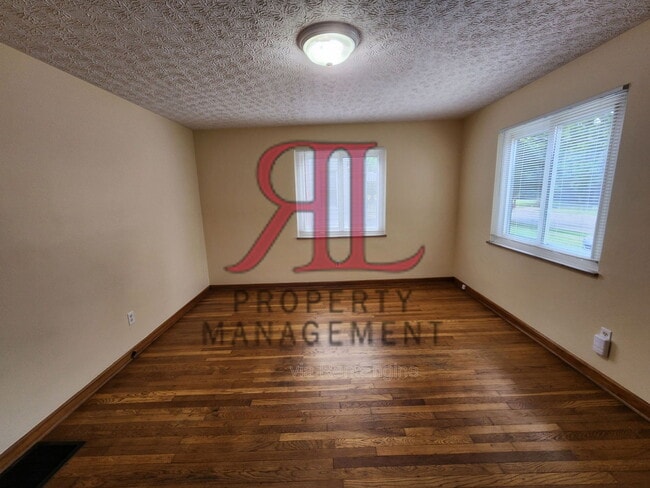 Building Photo - 156 Collingwood Ave