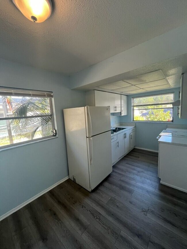 Building Photo - 2 bed room one bath duplex - Move in Special