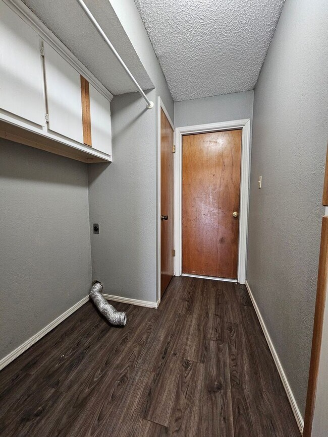 Foto del edificio - (2) Bed/(1.5) Bath Townhome Available NOW!