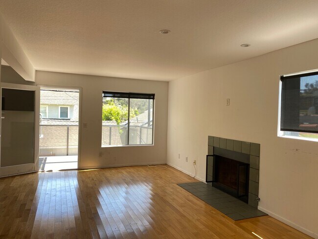 Building Photo - 504 Altair