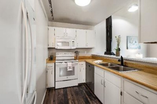 Building Photo - 5555 Denmark Ct