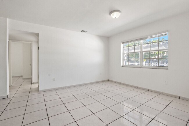 Foto del edificio - Comfortable 3-Bedroom Multifamily Home in Prime Miami Location (Water and electricity are included)