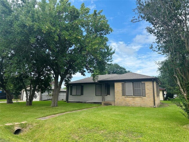 Foto del edificio - 2303 Oaklawn Dr
