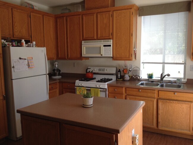 Building Photo - 214 Holland Cir