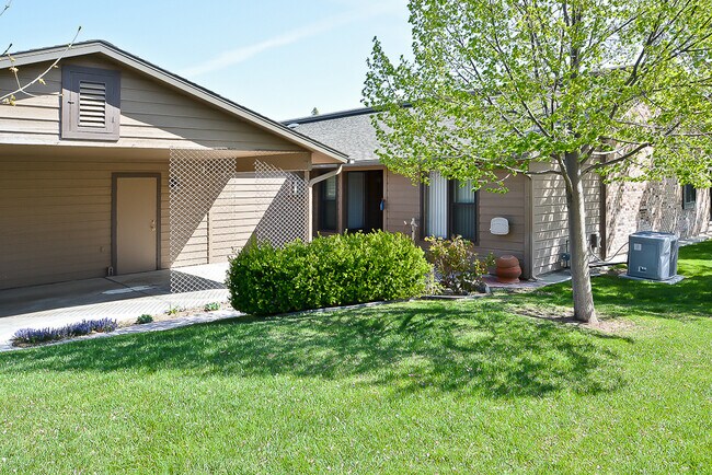 Foto del edificio - 2 bedroom 2 bath townhome located on the B...
