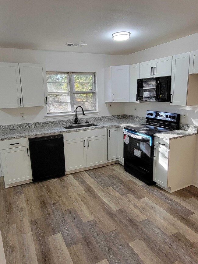 Foto del edificio - 7901 Forest Rd
