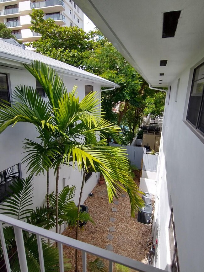 units split with courtyards - 2545 S Bayshore Dr