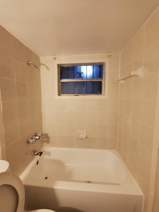 Foto del edificio - 1035 W 77th St