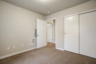 Building Photo - Legacy Oaks Apartments