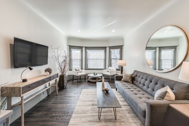 Descansa - 2109-2111 J St