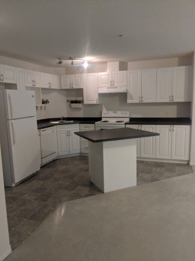 Building Photo - 2 Bed 2 Bath Unit in Edmonton, AB