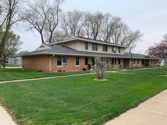 Apartment Building - 100 E Maple St