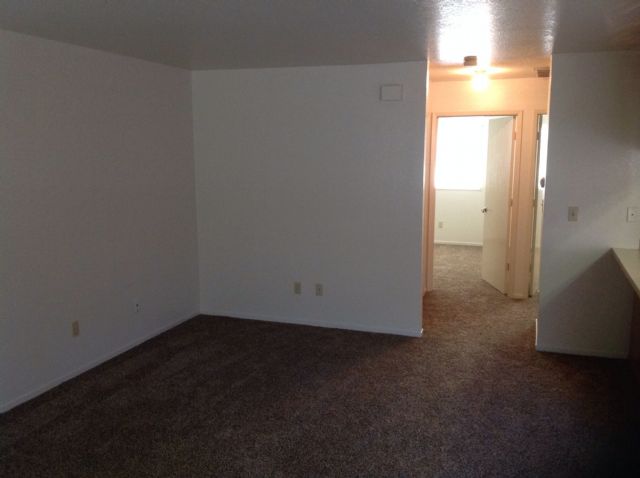 Building Photo - 1229 W Roseburg Ave