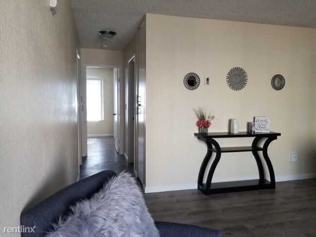 Foto del edificio - 2 br, 1 bath Apartment - 743 S. Magnolia Ave
