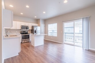 Building Photo - 6875 Daniel Defoe Dr