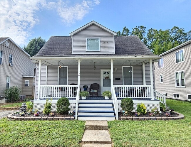 Building Photo - 730 Maple St