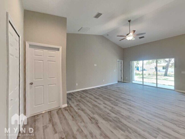 Foto del edificio - 2423 Mindlin Ln