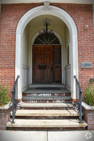 Building Photo - 270 Pleasant St