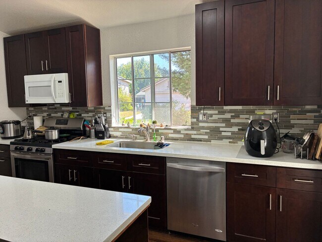 Foto del edificio - 4 Bedroom 2 bathroom home in Mace Ranch Davis