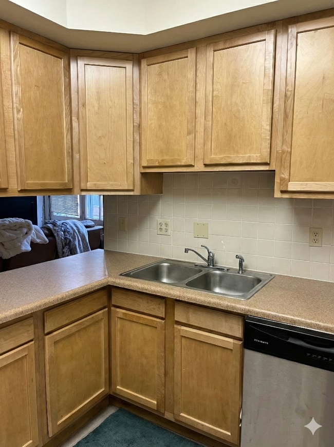 Building Photo - 612 Howard Plz