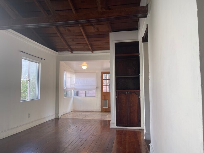 Built ins - 3106 Marathon St