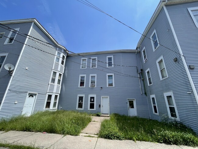 Building Photo - 10 Cedar St