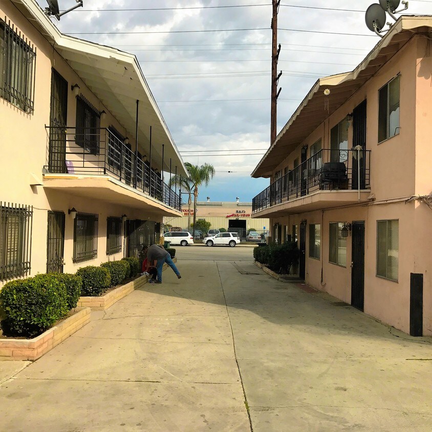 Building Photo - 6121 Cherry Ave