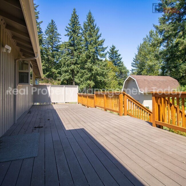 Building Photo - Charming 3 Bedroom with Huge Backyard!