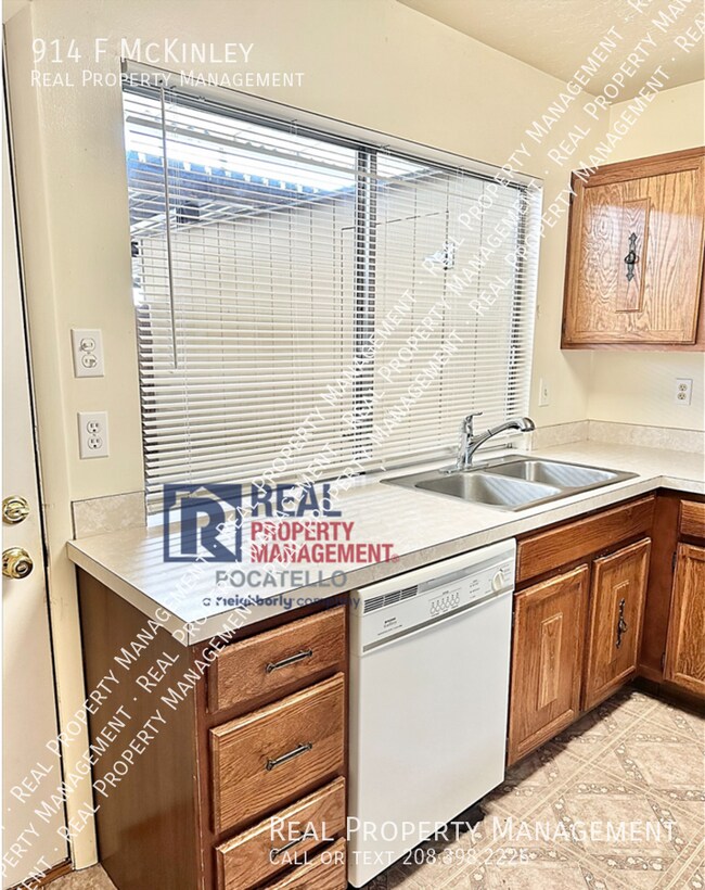 Building Photo - 2 bed 1.5 bath townhome - Covered parking