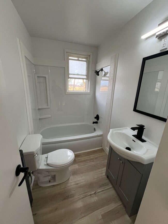 Building Photo - 1742 Confederation Line