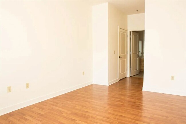 Foto del edificio - Spacious 2-Bedroom Condo in Eastwood Commons – South Burlington