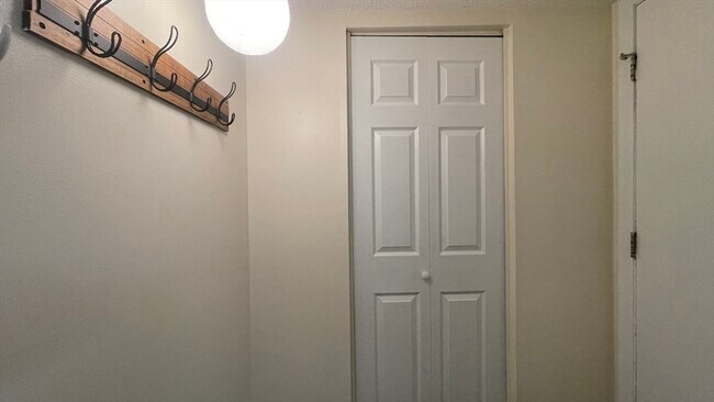 Building Photo - 3 Shadowbrook Ln