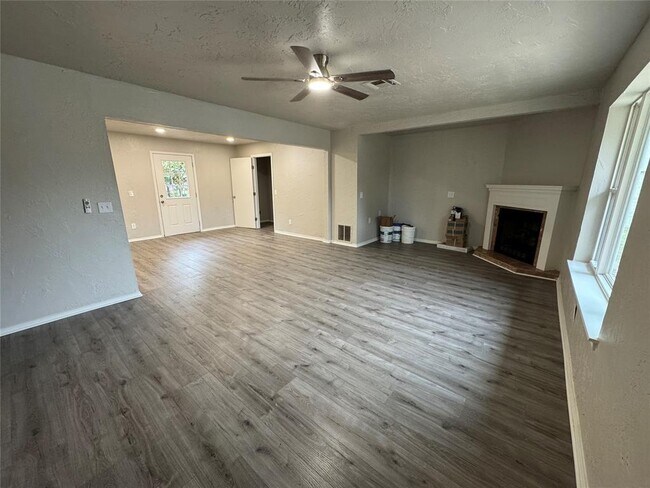Foto del edificio - 14820 W Funston Dr