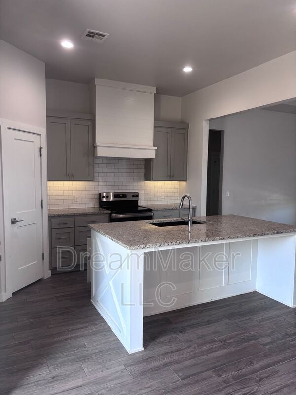 Foto del edificio - 5256 Red Maple Ave