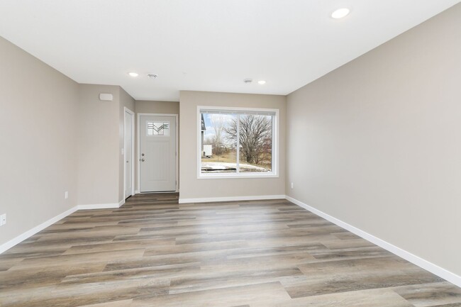 Building Photo - 3bd 3ba 2 car gar END UNIT avail now