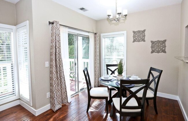 Kitchen & sliding door to back patio - 277 Hidden Creek Ct