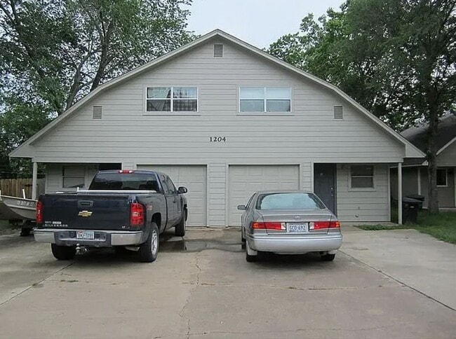 Building Photo - 1204 Holik Dr
