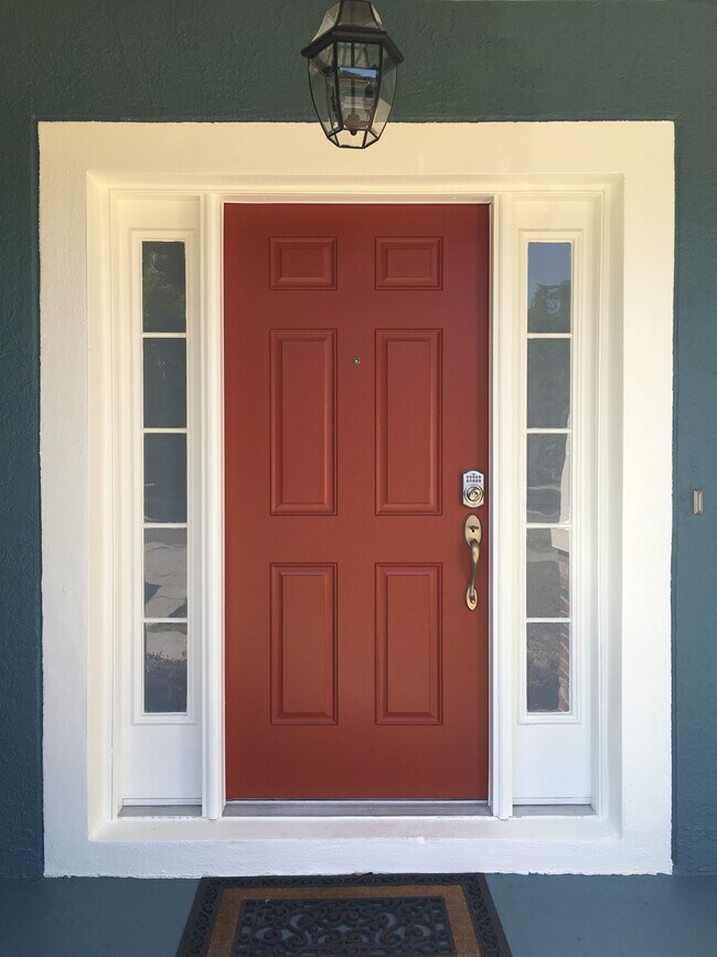 Entrada con cerradura electrónica (¡nunca olvides la llave ni te quedes fuera!). - 3103 W Napoleon Ave