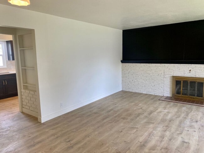 Foto del edificio - Northside 3 Bedroom 1 Bath Brick Rancher