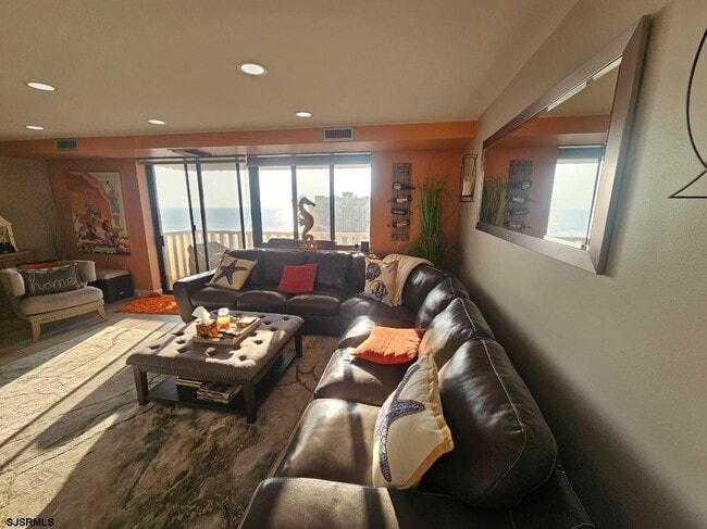 Building Photo - 100 S Berkley Square