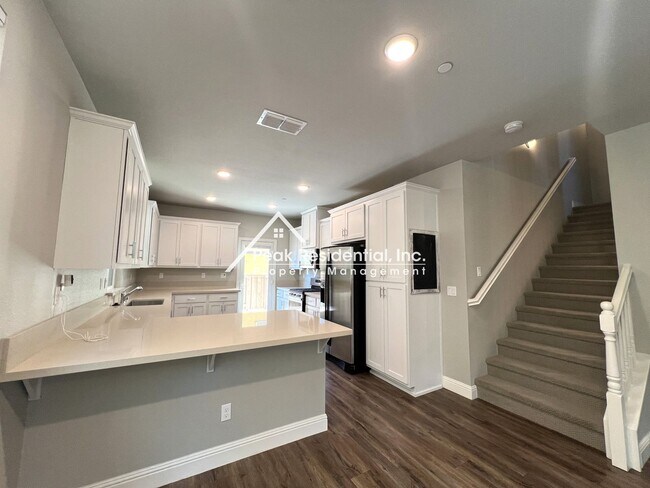 Foto del edificio - Updated 4bd/3ba Roseville Home in Gated Co...