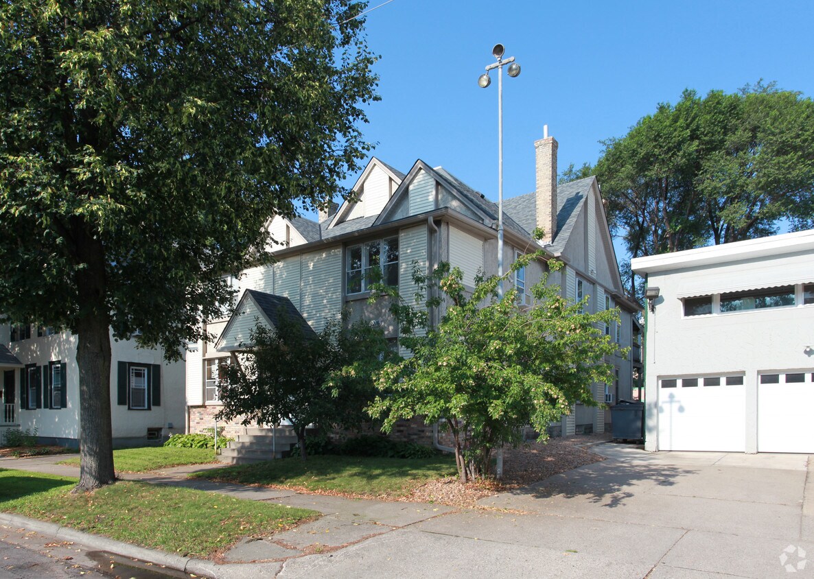 Building Photo - 1214 3rd St NE