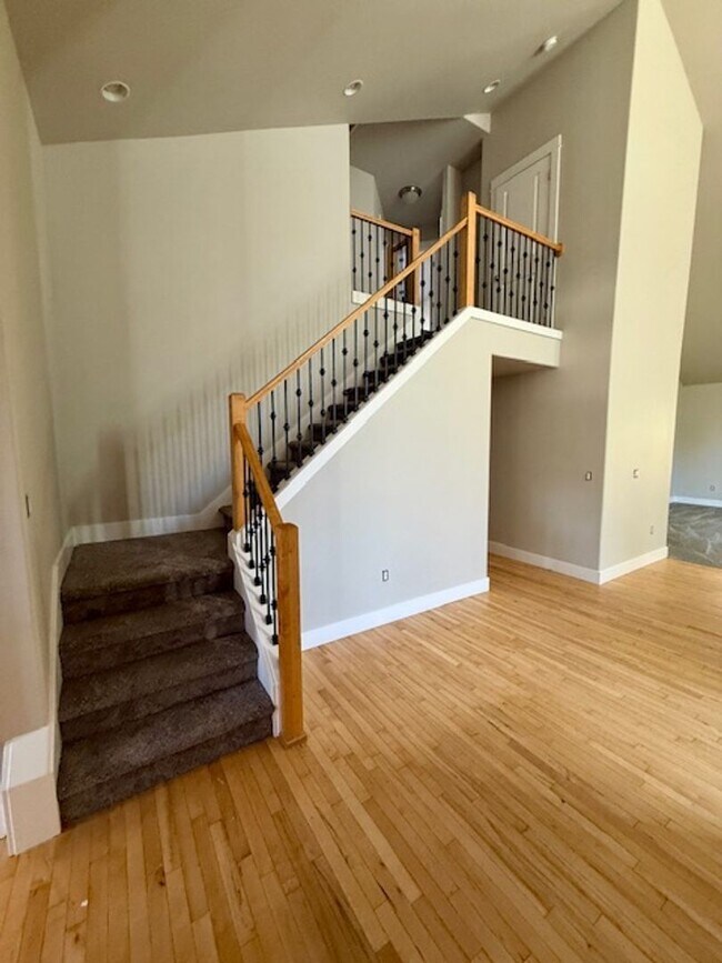 Building Photo - Stunning Home in Sisters w/new Paint and C...