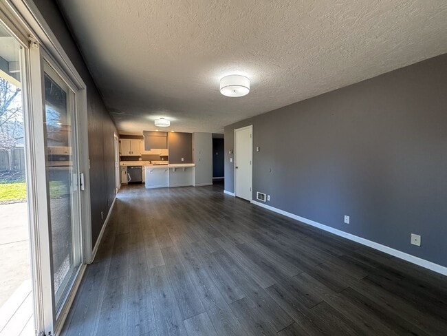 Foto del edificio - 3 Bedroom 1 Bath in Churchill Neighborhood