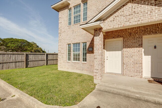 Foto del edificio - IMMEDIATE MOVE IN!!!  3 bedroom 3 Bathroom Duplex Next Door to Blinn!