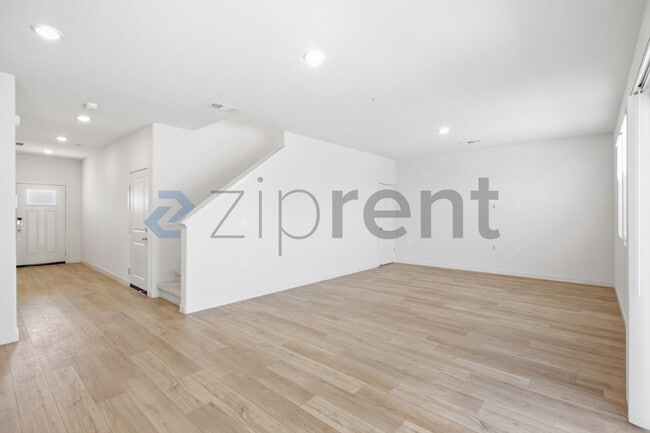 Building Photo - Unit