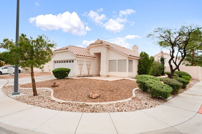 Building Photo - Stunning 3 Bedroom home!