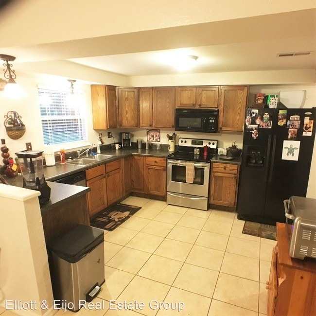 Building Photo - 530 S Floral Ave