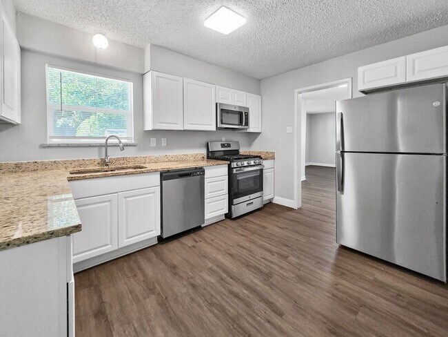 Foto del edificio - 5837 Aton Ave